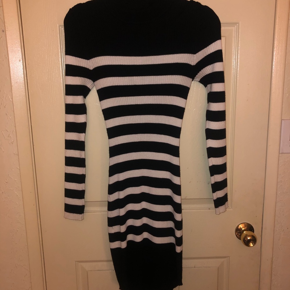 Fitted black and white sweater dress 👗